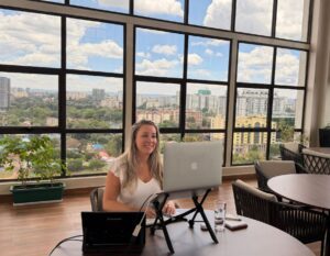 werken op laptop met skyline van nairobi