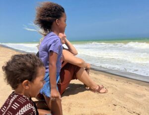 Mignon met haar kinderen op het strand in Togo