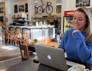 alieke werkt op haar laptop in koffiecafe