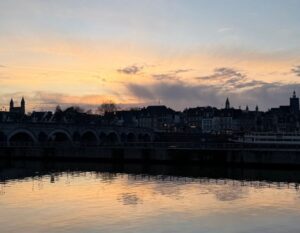 uitzicht op maastricht bij het water met sunset