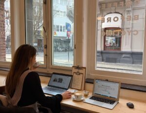 danielle werkt op haar laptop in koffiecafe