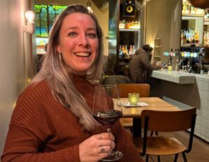 Alieke met een glas rode wijn