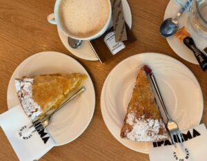 stukjes vlaai en koffie