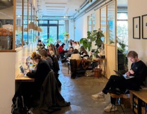 Koffiecafe met remote werkers op laptop