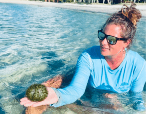 marjolein die een zee-egel vast heeft