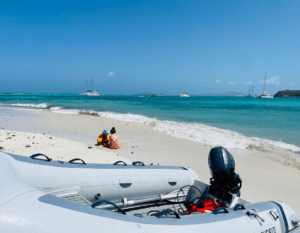 speedboot op een wit strand