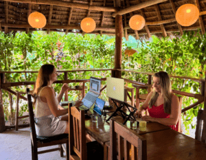 digital nomad op hun laptop aan het werk