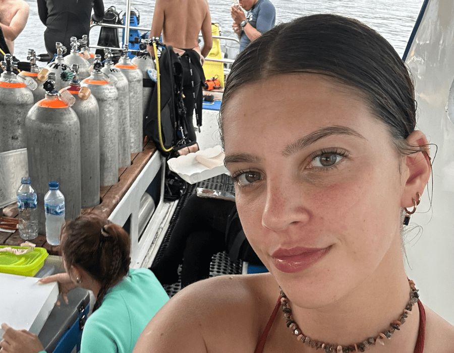 liz op de boot in nusa penida