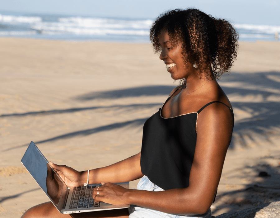 brendy remote aan het werk op het strand