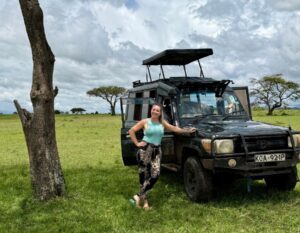 alieke op safari in kenia met de jeep