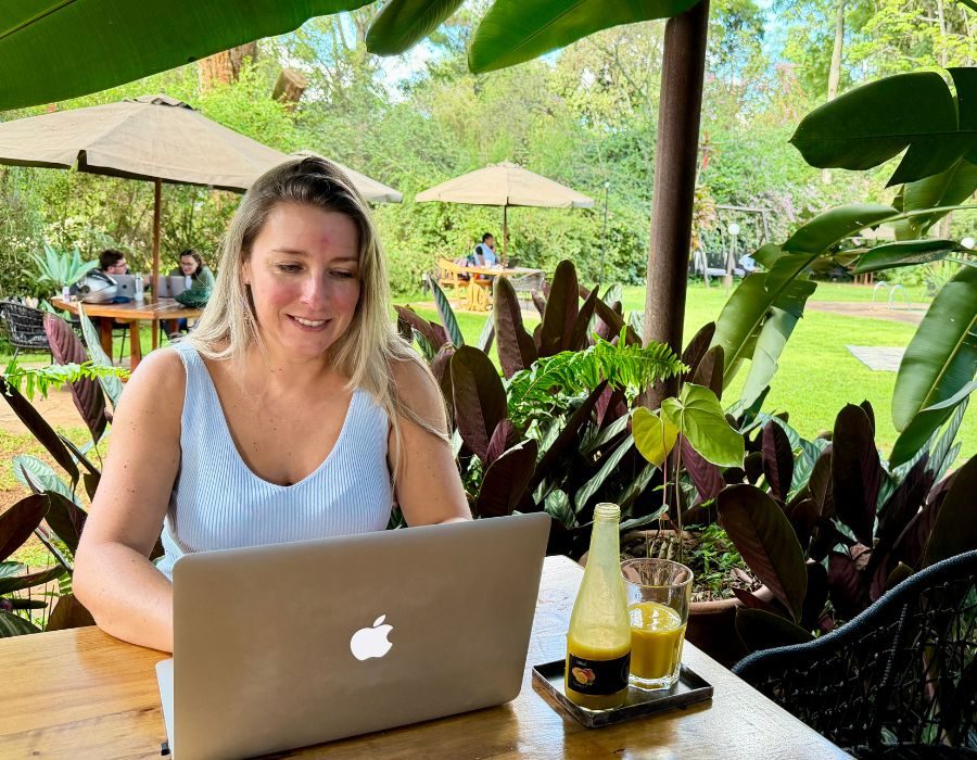 alieke aan het werk achter haar laptop