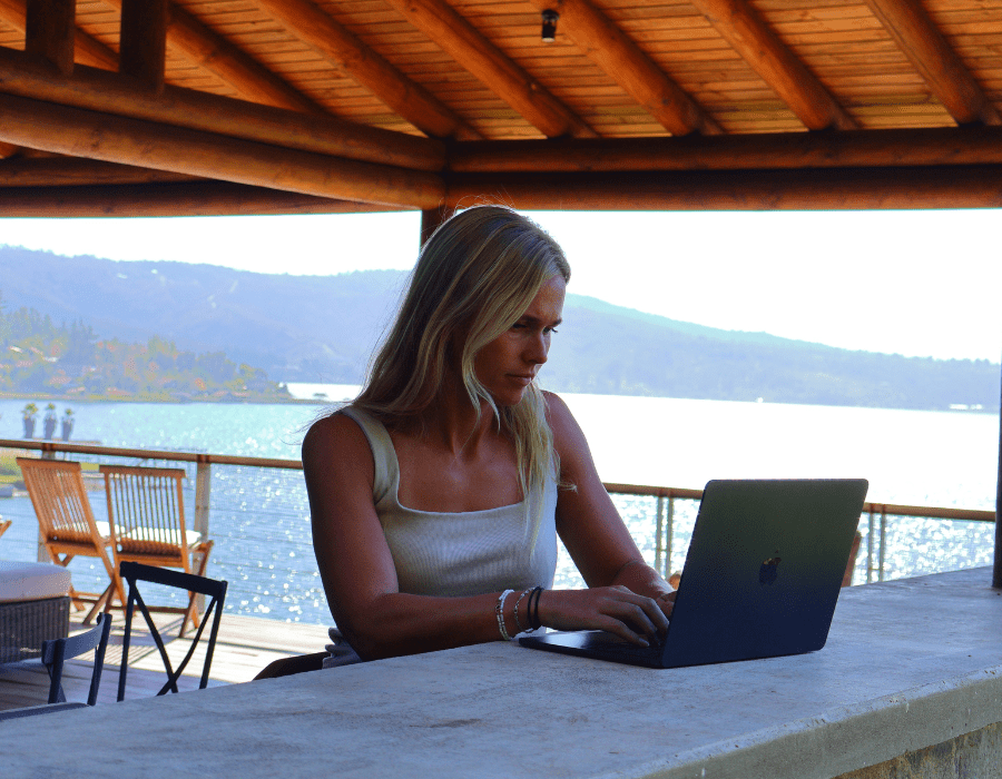 sacha werkt remote bij het water