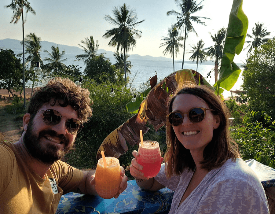 marieke en haar vriend met een drankje aan het water