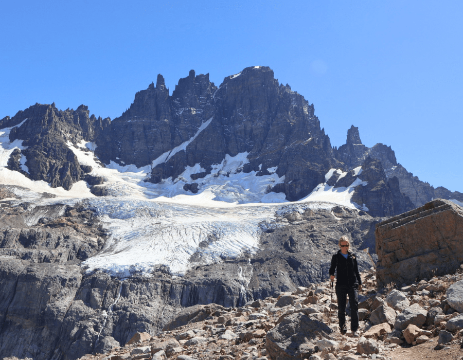 sacha in de besneeuwde bergen