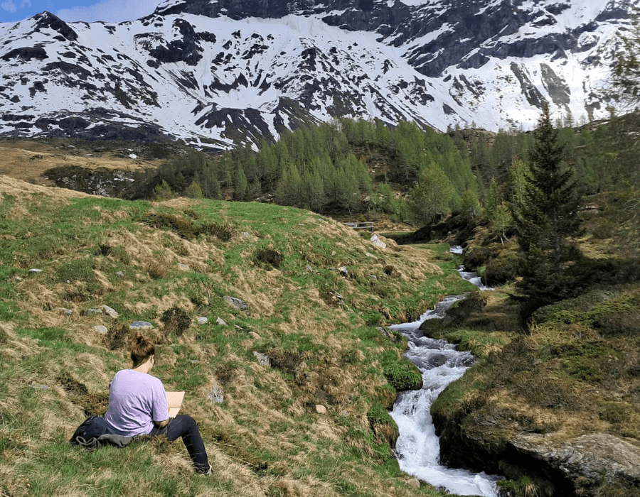marieke remote aan het werk in de bergen
