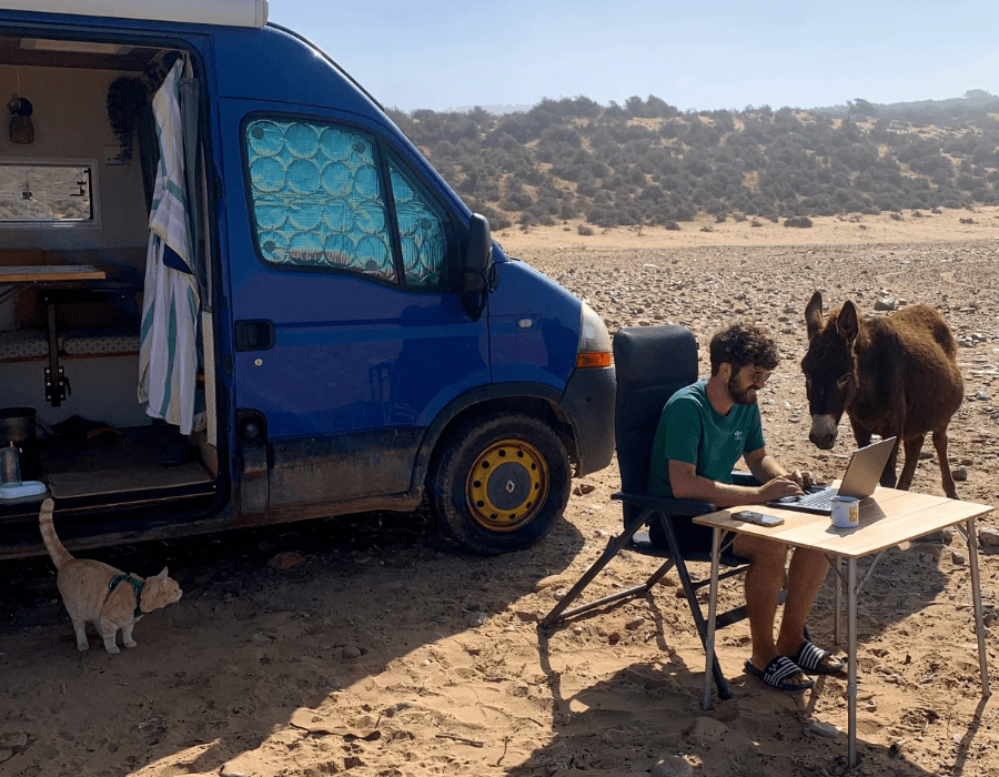 vriend van marieke bij de camper