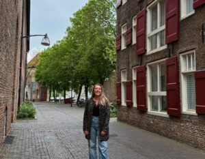 alieke walks through Zwolle among beautiful buildings