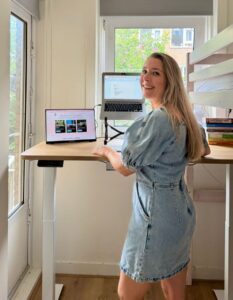 alieke staat te werken aan het sta-zit bureau op 2 schermen