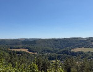 uitzicht vanaf viewpoint in Eifel Duitsland