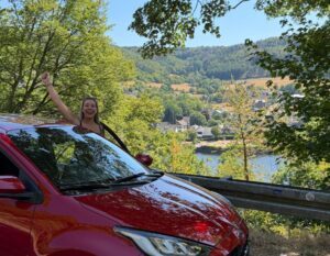 alieke bij de auto van Sunny Cars bij viewpoint in de eifel