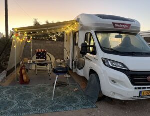 camper van henno in de avond met lichtjes buiten
