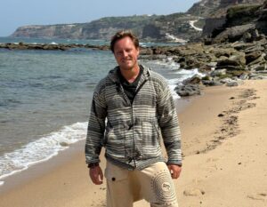 henno op het strand tijdens opnames onderweg naar liefde