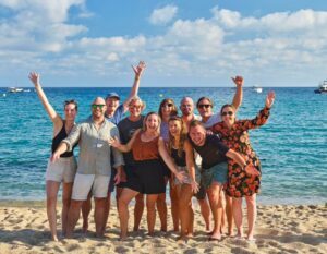 groepsworkation van working remotely op het strand in spanje