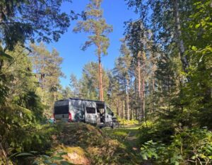 camper in het bos in zweden tussen de bomen