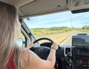 alieke rijdt in de camper op weg naar luxemburg