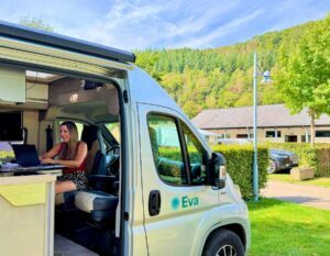 alieke werkt op haar laptop in de camper op de camping