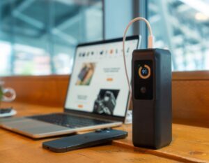 powerbank met laptop en mobiele telefoon op bureau