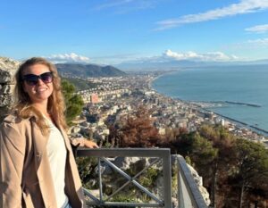 romee bij een viewpoint in italie met uitzicht op een stad, de zee en bergen