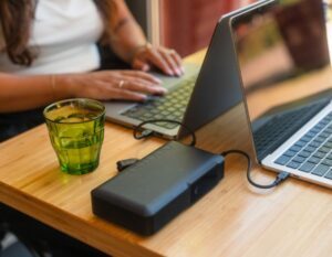 tafel met 2 laptops en een powerbank