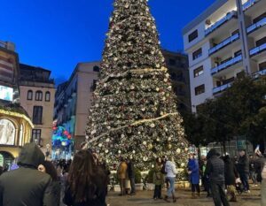 kerstboom op een plein in italie met verlichting